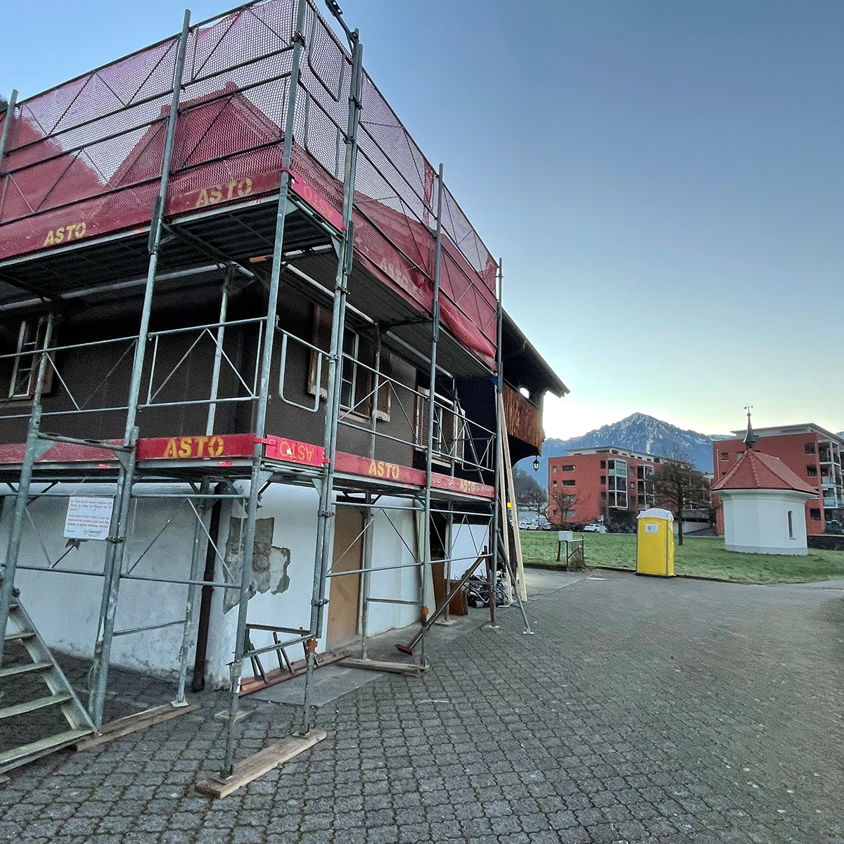 grosse Bretter mit Wandfriesen 1